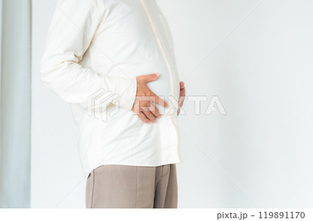 お腹の出た男性 119891170