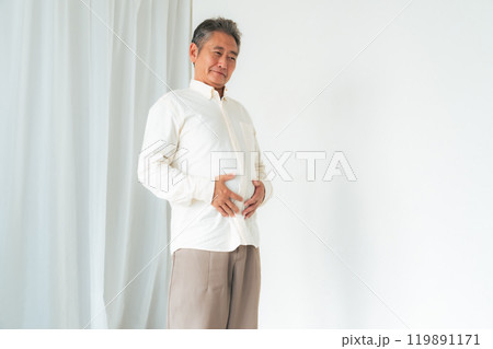 お腹の出た男性 119891171