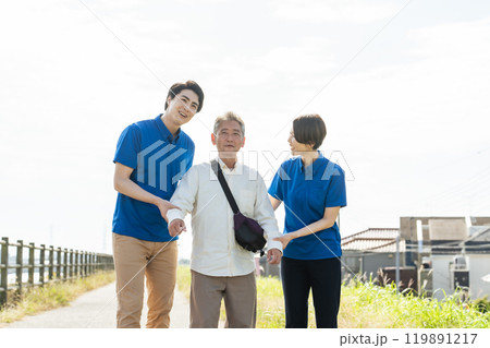 お年寄りをサポートするケアスタッフ 119891217