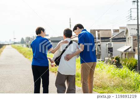 お年寄りをサポートするケアスタッフ 119891219