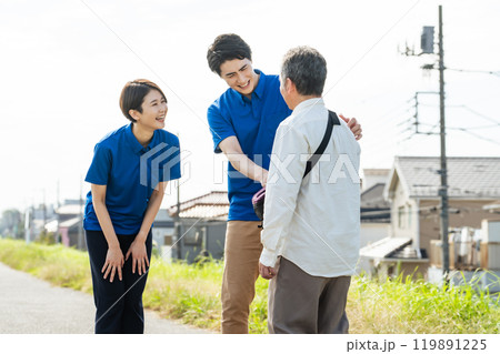 お年寄りを保護するケアスタッフ 119891225