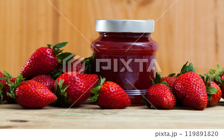 Strawberry jam and fresh strawberries Strawberry jam and fresh strawberries 119891820