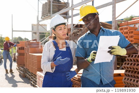 Male manager giving instructions to a female worker 119891930