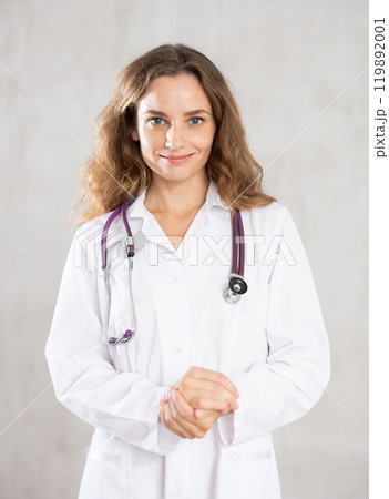 Female cosmetic doctor radiates competence 119892001
