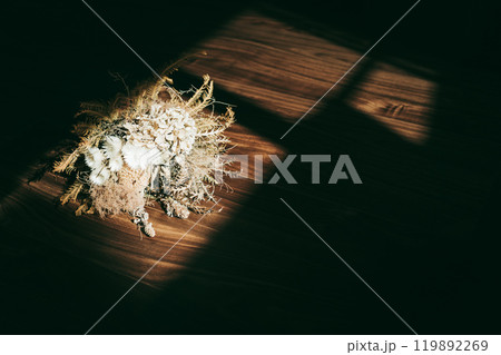 窓から差し込む光に照らされるドライフラワー 119892269