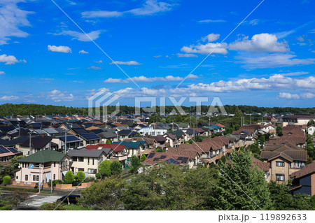 【千葉県印西市】青空が広がる住宅街の風景 【千葉県印西市】青空が広がる住宅街の風景 119892633