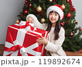 クリスマスプレゼントを貰い喜ぶ女の子 119892674