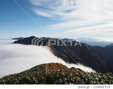 秋のエビス大黒ノ頭から見る万太郎山と雲海 119892739