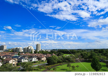 【千葉県印西市】青空が広がる住宅街の風景 【千葉県印西市】青空が広がる住宅街の風景 119892813