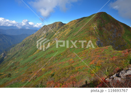 紅葉の谷川岳稜線から一ノ倉岳、茂倉岳を見る 119893767