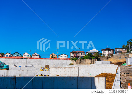 擁壁の多い斜面の住宅造成地 119893994