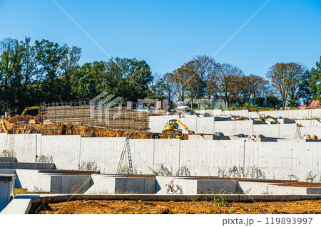 擁壁の多い斜面の住宅造成地 119893997