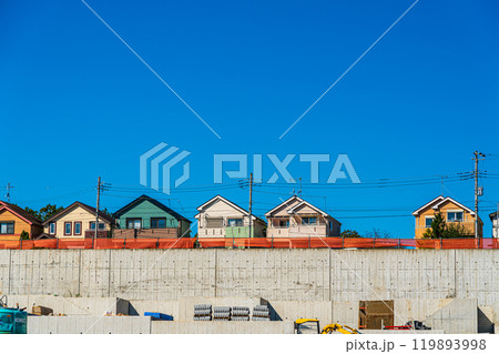 擁壁の多い斜面の住宅造成地 119893998