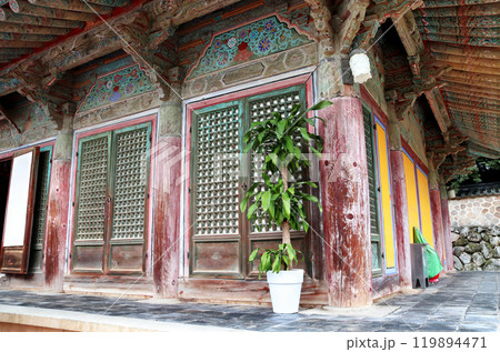 Ancient pavilion in Bulguksa temple, Gyeongju, South Korea. Beautiful wooden pavilion, Bulguksa temple complex on Tohamsan, Jinhyeon-dong, Gyeongju, North Gyeongsang Province, Republic of Korea 119894471