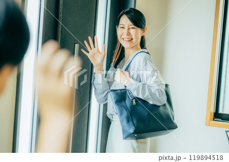 家から出勤する女性 家から出勤する女性 119894518