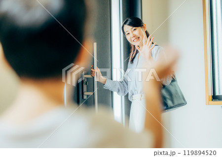 家から出勤する女性 119894520