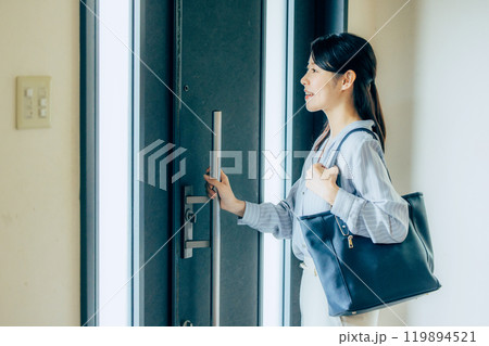 家から出勤する女性 119894521