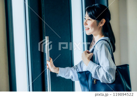 家から出勤する女性 119894522