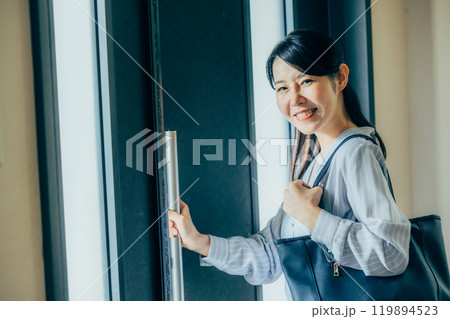 家から出勤する女性 家から出勤する女性 119894523