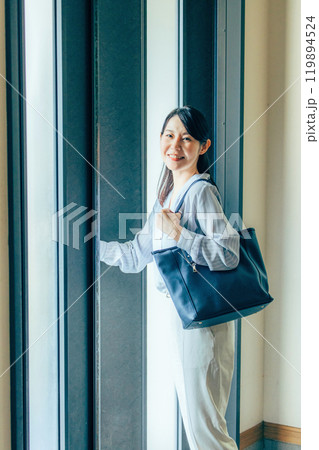 家から出勤する女性 家から出勤する女性 119894524