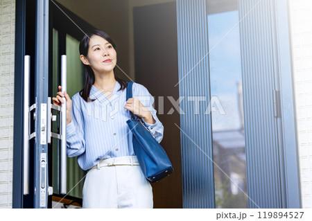 家から出勤する女性 119894527