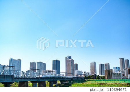 川崎市　武蔵小杉のタワーマンション群と新幹線の風景 119894671