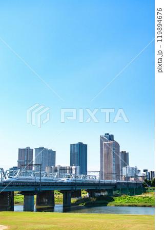 川崎市　武蔵小杉のタワーマンション群と新幹線の風景 119894676
