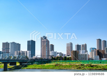 川崎市　武蔵小杉のタワーマンション群と新幹線の風景 119894686