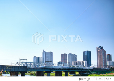川崎市　武蔵小杉のタワーマンション群と新幹線の風景 119894687