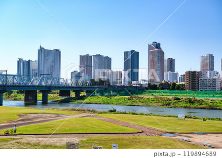 川崎市　武蔵小杉のタワーマンション群と新幹線の風景 119894689