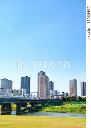 川崎市 武蔵小杉のタワーマンション群と新幹線の風景 川崎市 武蔵小杉のタワーマンション群と新幹線の風景 119894694