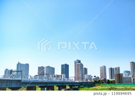 川崎市　武蔵小杉のタワーマンション群と新幹線の風景 119894695