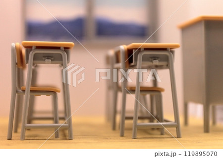 学校の机と椅子　イメージ 119895070