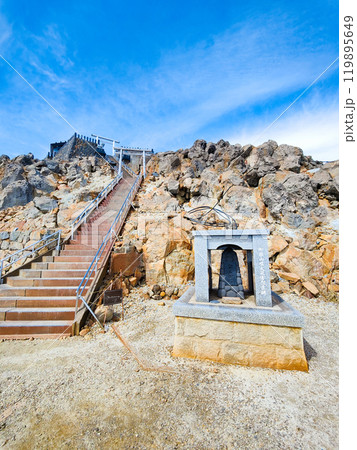 秋の御嶽山登山:剣ヶ峰直下 秋の御嶽山登山:剣ヶ峰直下 119895649