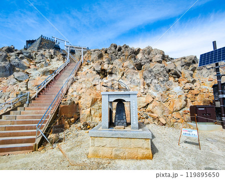 秋の御嶽山登山:剣ヶ峰直下 秋の御嶽山登山:剣ヶ峰直下 119895650