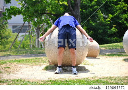 屋外でストレッチするシニア男性 119895772