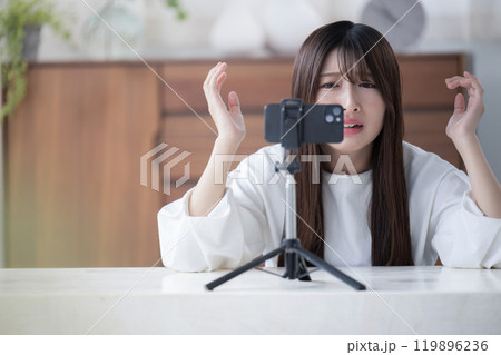 うわ～～やっちゃった！炎上してしまった女性の動画配信者 119896236