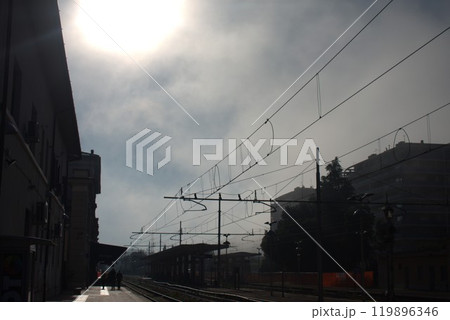 霧の中のペルージャの駅 119896346