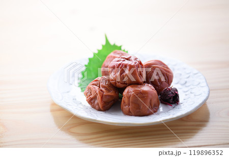 紀州南高梅 しそ漬け梅干 （ 明るいテーブル背景 ） 119896352