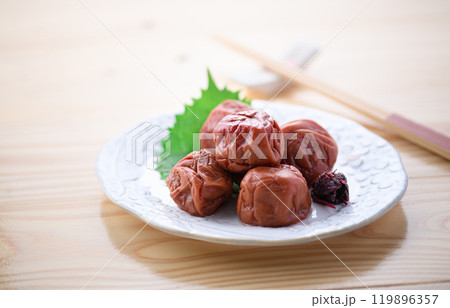 紀州南高梅 しそ漬け梅干 （ 明るいテーブル背景 ） 119896357