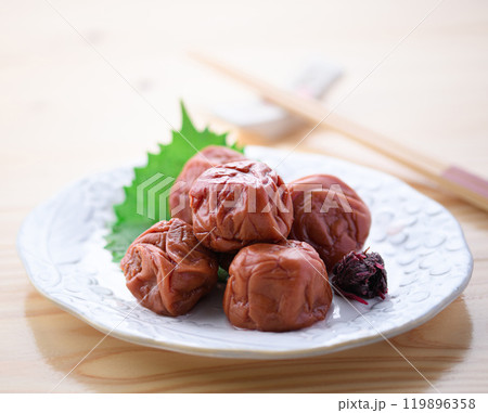 紀州南高梅 しそ漬け梅干 （ 明るいテーブル背景 ） 119896358