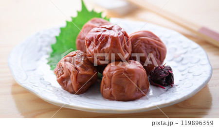 紀州南高梅 しそ漬け梅干 （ 明るいテーブル背景 ） 119896359