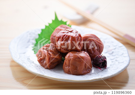 紀州南高梅 しそ漬け梅干 （ 明るいテーブル背景 ） 119896360