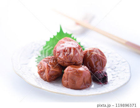 紀州南高梅 しそ漬け梅干 （ 白背景 ） 119896371