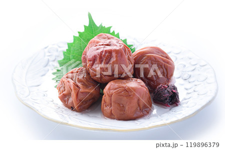 紀州南高梅 しそ漬け梅干 （ 白背景 ） 119896379