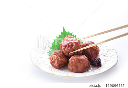 紀州南高梅 しそ漬け梅干 ( 白背景 ) 紀州南高梅 しそ漬け梅干 ( 白背景 ) 119896385