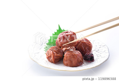 紀州南高梅 しそ漬け梅干 ( 白背景 ) 紀州南高梅 しそ漬け梅干 ( 白背景 ) 119896388