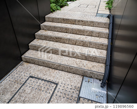 屋外歩行空間の「点字鋲」設置例(階段) 屋外歩行空間の「点字鋲」設置例(階段) 119896560
