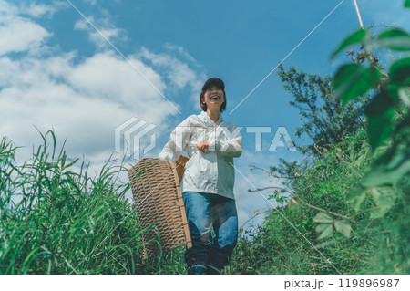 収穫かごと竹手箕を持って山に入る 119896987