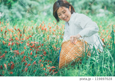 ストロベリーキャンドルを摘む女性 119897028